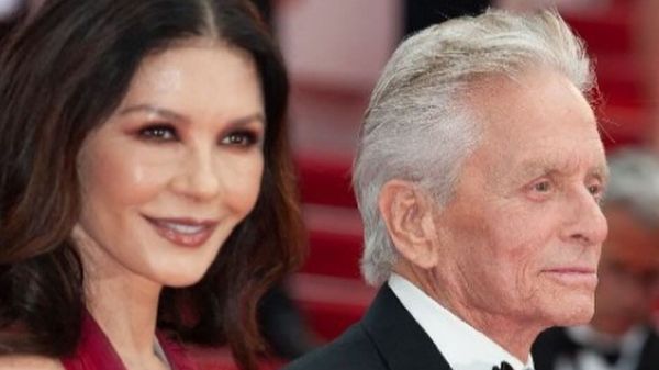 Michael Douglas nu &icirc;și scapă soția din ochi! Catherine Zeta-Jones strălucește la 55 de ani