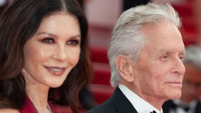 Michael Douglas nu &icirc;și scapă soția din ochi! Catherine Zeta-Jones strălucește la 55 de ani