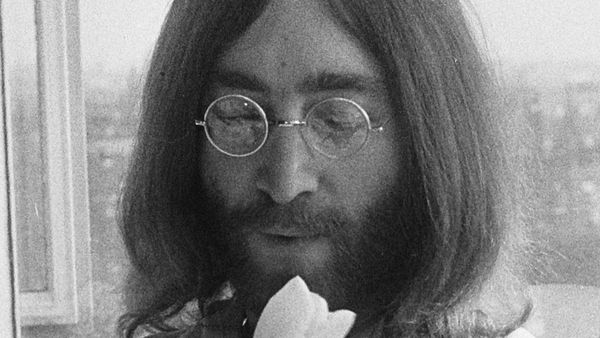  Copiii din flori ai lui John Lenon, căutați cu ajutorul unui dinte care valorează 50 000 de dolari