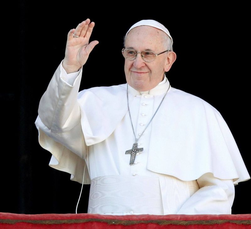 Papa Francisc a apărut cu o vânătaie pe bărbie 