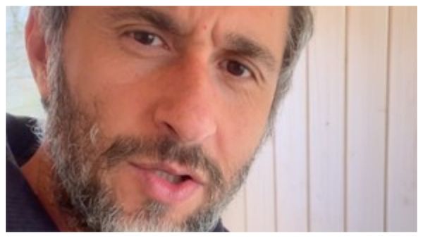 Dilema lui Dragos Bucur. Cum au ajuns găinile lui să se oua și iarna?