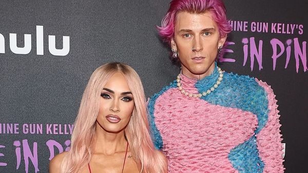 Megan Fox l-a părăsit pe MGK deși așteapta un copil cu el. Ce a descoperit actrița în telefonul iubitului ei