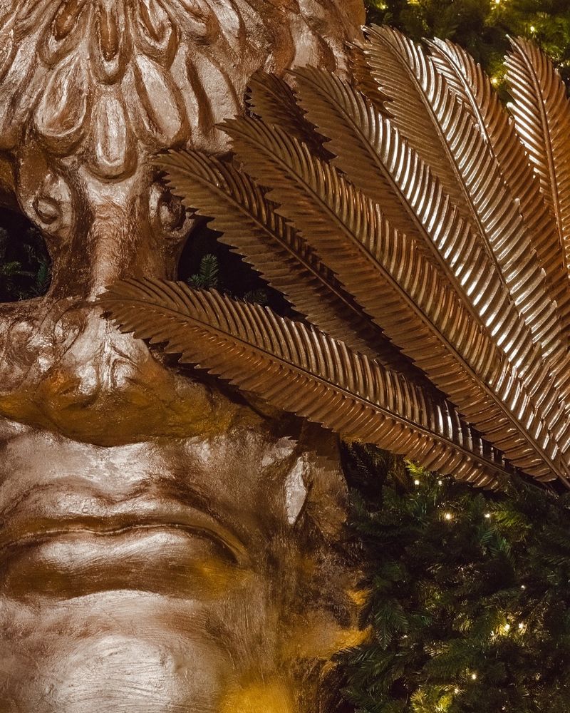 Cum arata cea mai înfricoșătoare clădire din București decorată de Crăciun 2024? 