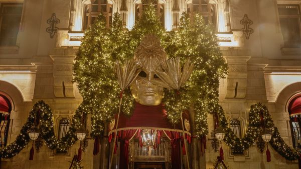Care este clădirea din București cu cel mai &icirc;nfricoșător decor de Crăciun 2024?