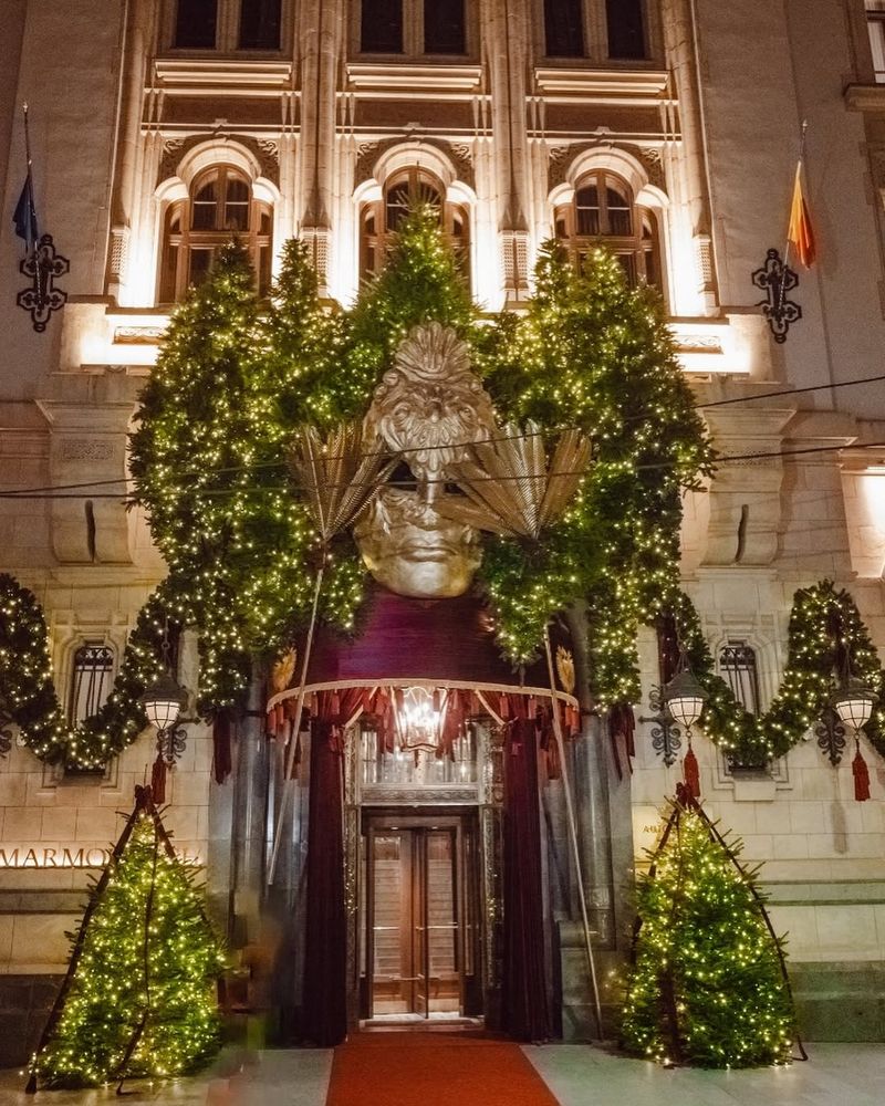 Hotelul Marmorosch a surprins anul acesta cu un decor înfricoșător de Crăciun 