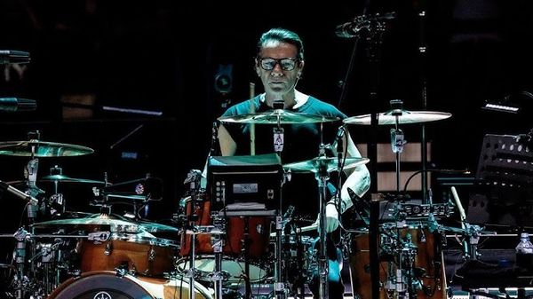 Larry Mullen Jr.: "C&acirc;nd oamenii mă privesc c&acirc;nt&acirc;nd, uneori spun că arăt de parcă aş suferi". Bateristul trupei U2 suferă de discalculie