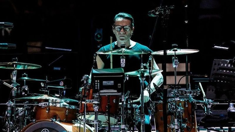 Larry Mullen Jr.: "C&acirc;nd oamenii mă privesc c&acirc;nt&acirc;nd, uneori spun că arăt de parcă aş suferi". Bateristul trupei U2 suferă de discalculie