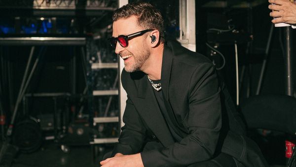 Imagini virale cu Justin Timberlake în momentul când îi sunt evidențiate părțile intime din cauza unui ham