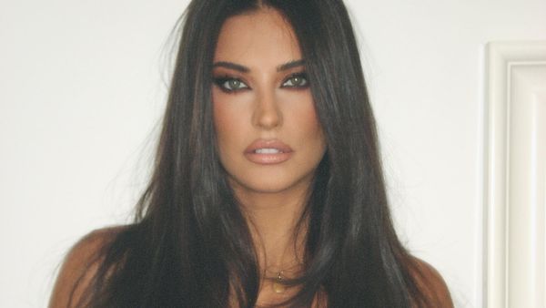 Cum le răspunde Antonia celor care &icirc;i spun că nu are dinții și părul natural 