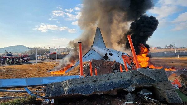 &Icirc;ncă un avion s-a prăbușit! La fața locului a fost amenajată o morgă mobilă: Peste 120 de morți