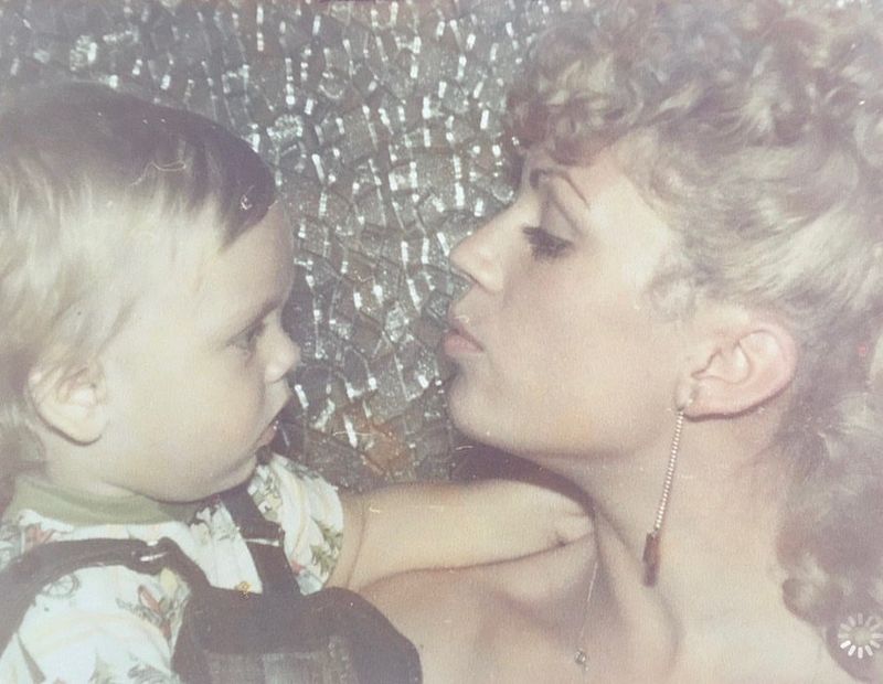 Cum arată mama lui Sebastian Stan? 