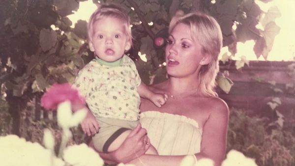 Cine este și cum arată Georgeta Orlovschi, mama lui Sebastian Stan, rom&acirc;nul care a c&acirc;știgat un Glob de Aur