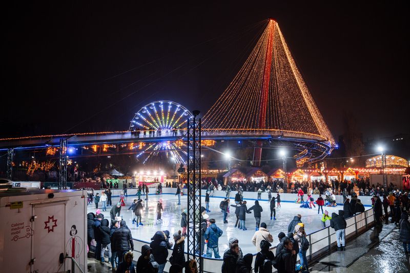 Până când poți admira luminițele de Crăciun în București?