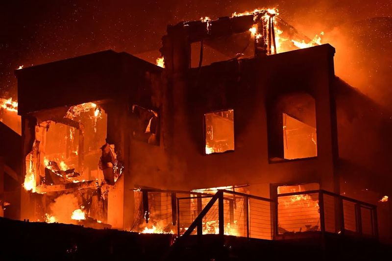 Incendiile din Los Angeles o lasă pe Paris Hilton fără casa din Malibu