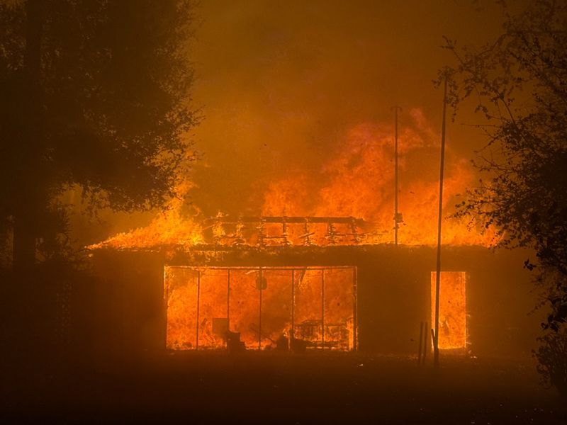 Incendiile din Los Angeles distrug mii de case