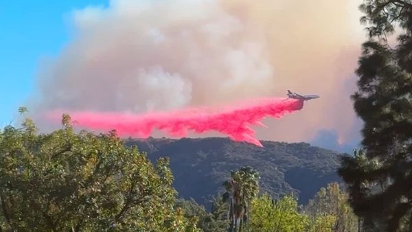 Ce rol joacă pudra roz în combaterea incendiilor devastatoare din Los Angeles
