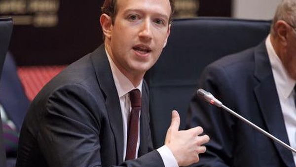 Mark Zuckerberg, decizie controversată de a înlătura tampoanele din toaletele bărbaților