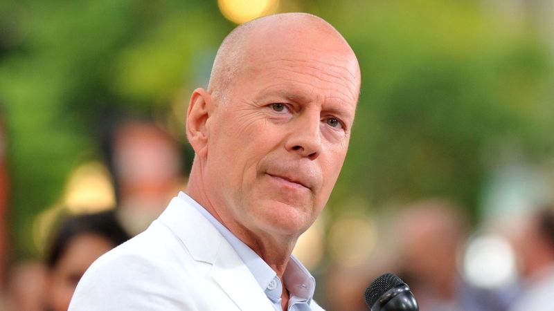 Bruce Willis, prima apariție publică după diagnosticul de demență. Ce gest emoționant a făcut pentru salvatorii implicați &icirc;n incendiile din Los Angeles