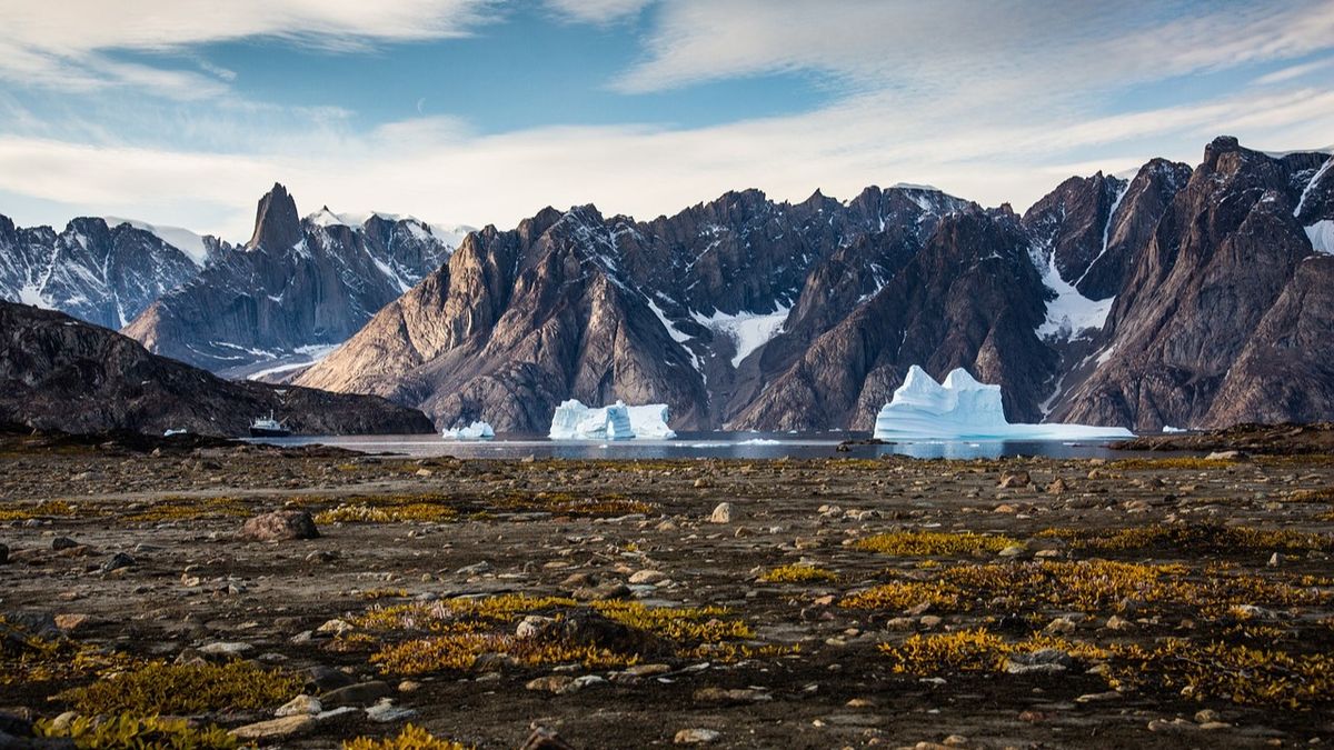 Ce a descoperit NASA sub gheața Groenlandei? 