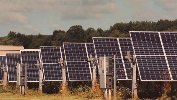 Cum să alegi între sistemele fotovoltaice off grid și on grid: avantaje și dezavantaje