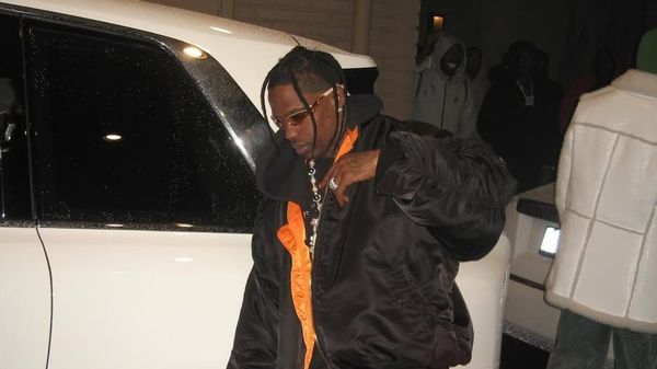 Gestul neașteptat făcut de Travis Scott pe străzile din Paris