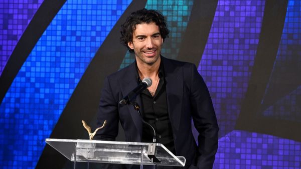 Mama lui Justin Baldoni rupe tăcerea &icirc;n timp ce actorul se află &icirc;n plin scandal cu Blake Lively