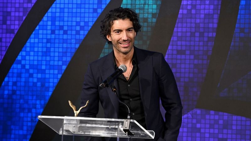 Mama lui Justin Baldoni rupe tăcerea &icirc;n timp ce actorul se află &icirc;n plin scandal cu Blake Lively