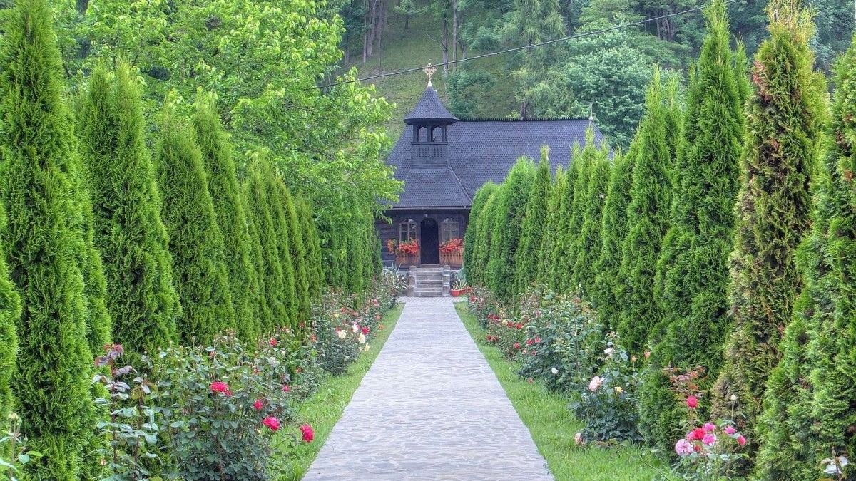 Unde se află mănăstirea cu cea mai frumoasă grădină din România?