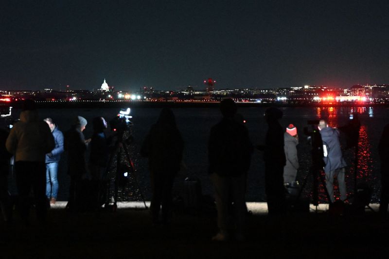 Un avion de pasageri s-a ciocnit cu un elicopter al armatei SUA