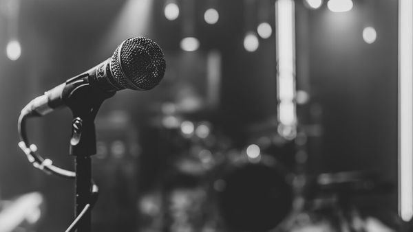 O cântăreață celebră a leșinat pe scenă. Ce s-a aflat despre starea de sănătate a legendarei artiste: "Din păcate"