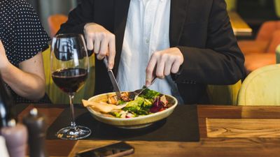 Noua lege europeană: Clienții restaurantelor pot veni cu recipiente de acasă pentru a-și lua mâncarea rămasă