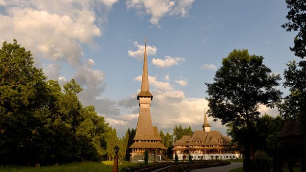Cea mai &icirc;naltă biserică din lemn din lume se află &icirc;n Rom&acirc;nia. Are 78 de m &icirc;nălțime, doar crucea din v&acirc;rf măsur&acirc;nd șapte metri și se află &icirc;n mijlocul unei păduri