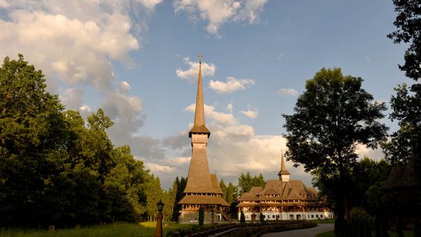 Cea mai înaltă biserică din lemn din lume se află în România. Are 78 de m înălțime, doar crucea din vârf măsurând șapte metri și se află în mijlocul unei păduri