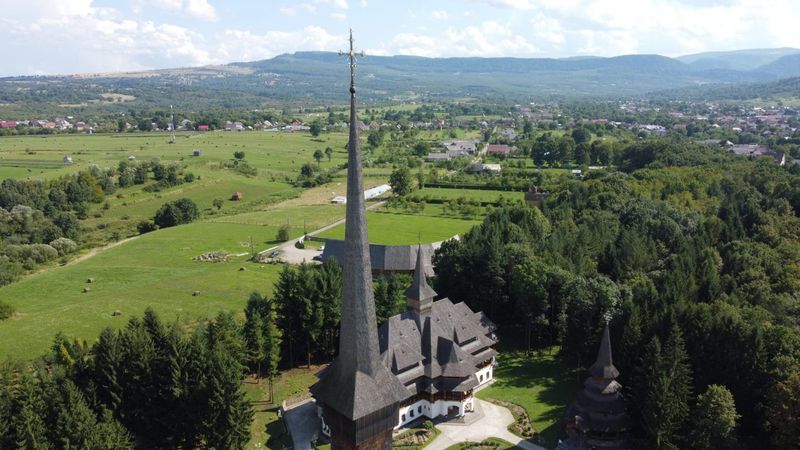 Cum arată cea mai înaltă mănăstire de lemn din lume? 