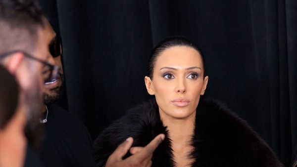 Ce i-ar fi poruncit Kanye West Biancăi Censori să facă chiar pe covorul roșu la Premiile Grammy 2025. Un cititor pe buze a deslușit totul