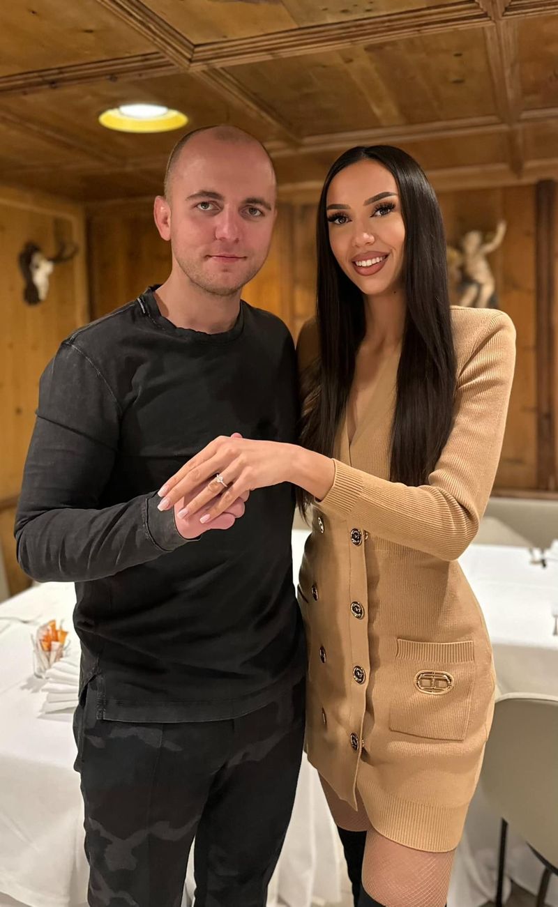 Cântăreața Jessie Baneș, cerută în căsătorie de fiul lui Cozmin Gușă