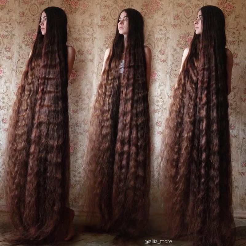 Cât de des se spală pe cap femeia cu cel mai lung păr din lume? 