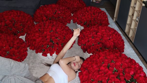 Cine &icirc;i trimite, de fapt, buchetele uriașe de flori Andreei Bostanică? Influencerița face primele dezvăluiri despre iubitul misterios