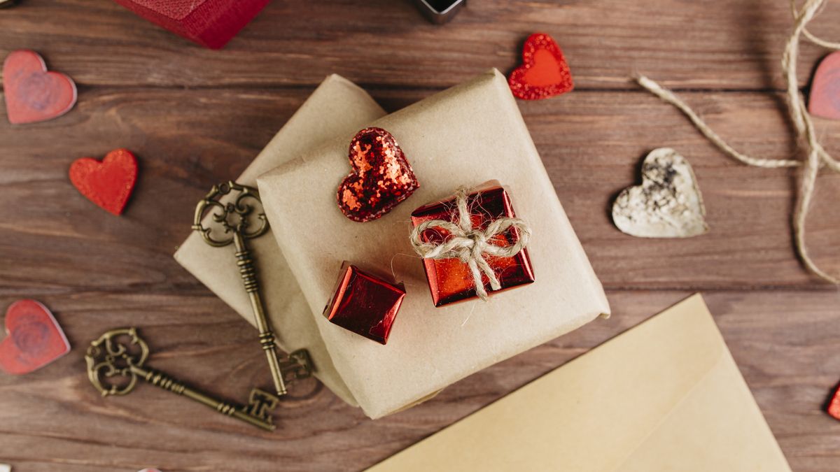Idei de cadouri pentru Ziua Îndrăgostiților în 2025