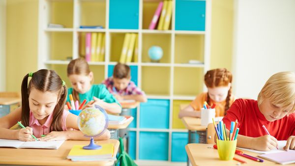 &Icirc;nscrieri la clasa pregătitoare 2025: De c&acirc;nd pot fi depuse cererile. Calendar și reguli