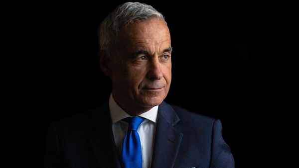 Reacția lui Godină când a văzut cât costă jacheta purtată de Călin Georgescu la piață