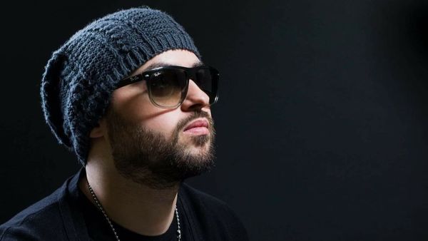 Alex Mica reacționează dur: "C&acirc;ți ani are puștanul ăsta? Nici n-ar avea bani să mă plătească dacă vin". Selly, &icirc;n vizorul interpretului hit-ului "Dalinda"