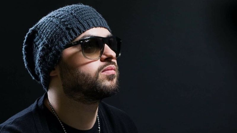 Alex Mica reacționează dur: "C&acirc;ți ani are puștanul ăsta? Nici n-ar avea bani să mă plătească dacă vin". Selly, &icirc;n vizorul interpretului hit-ului "Dalinda"