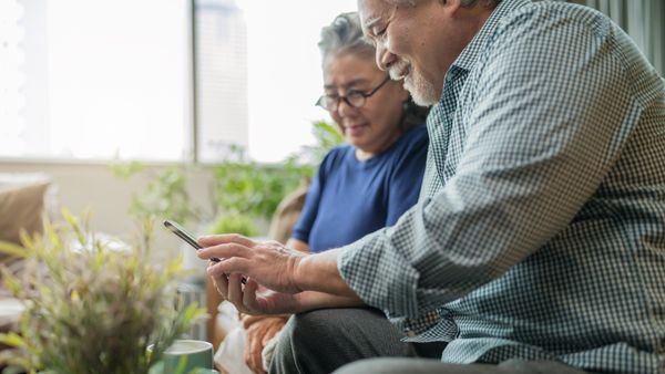 Poți să primești pensia din România și dacă locuiești în altă țară. Cât costă și cum dovedești că ești în viață