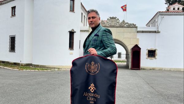 Cât costă un costum de haine făcut în atelierul lui Alexandru Ciucu? Suma astronomică cerută pe OLX pentru un costum de ginerică creat de designer