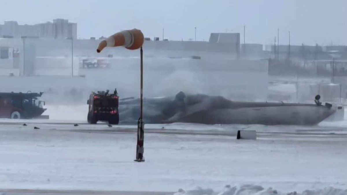 Avion răsturnat la aterizare