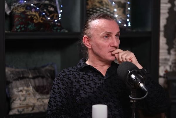De ce a pozat, de fapt, Mihai Trăistariu &icirc;n chiloți! Ce a avut artistul de c&acirc;știgat de pe urma controversatei imagini