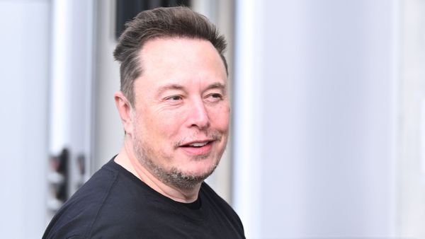 "Primul lui copil a murit &icirc;n grija unei bone. Nu este un tată bun!" Declarațiile controversate făcute de tatăl lui Elon Musk despre fiul său miliardar