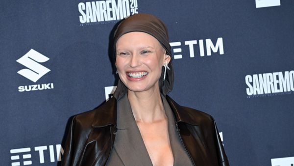 Bianca Balti, moment de neuitat la Sanremo 2025! Curajul de a apărea fără perucă și mesajul ei plin de speranță despre lupta cu cancerul