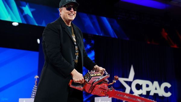 VIDEO Apariția bizară a lui Elon Musk la conferința conservatorilor! Miliardarul a fluturat pe scena o drujbă primită cadou de la președintele Argentinei, Javier Milei